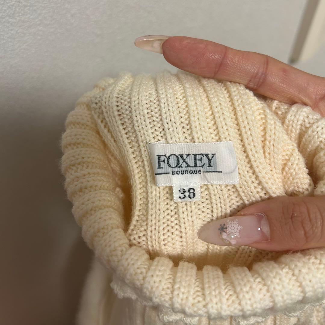 FOXEY タートルネック リブニットトップス 2way ミンク　ホワイト系