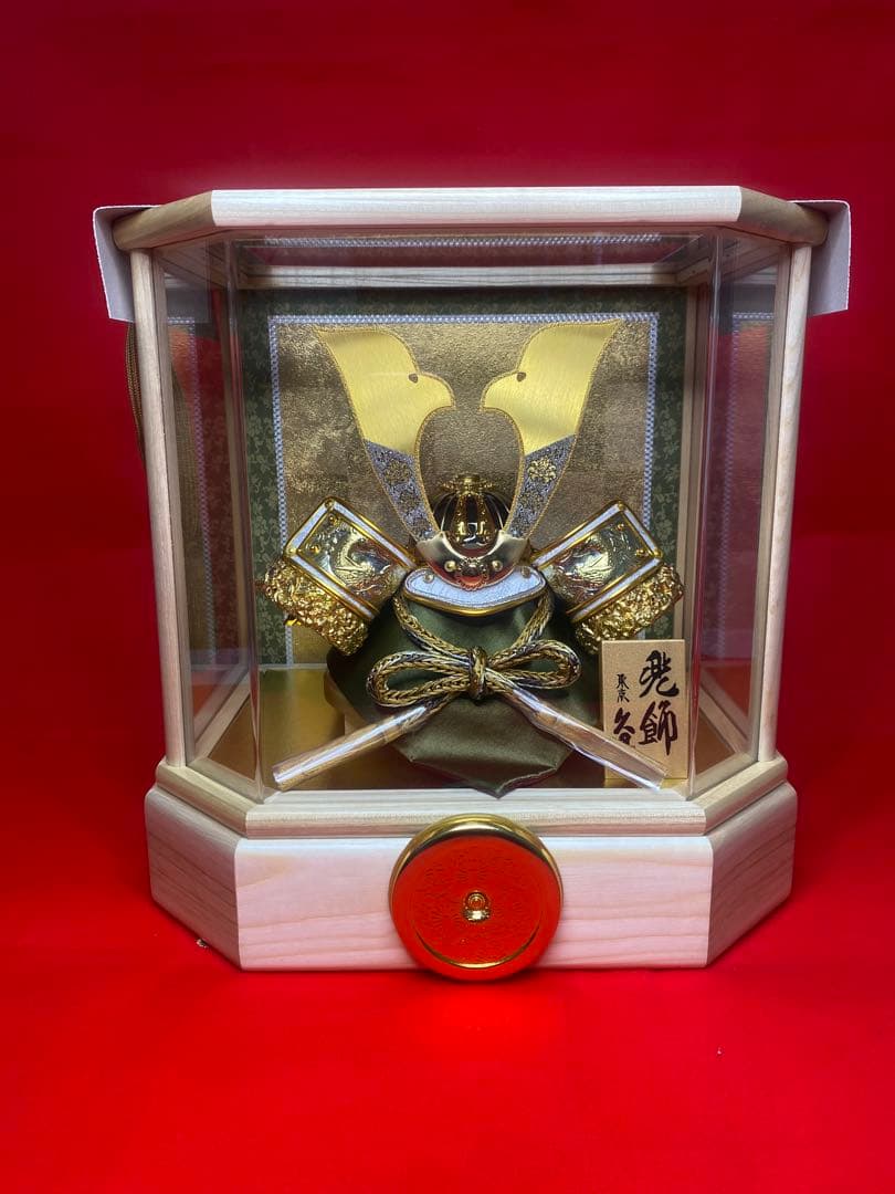 東京久月　五月人形　家紋付き兜飾り　白木六角形クリルケース入・コンパクトサイズ