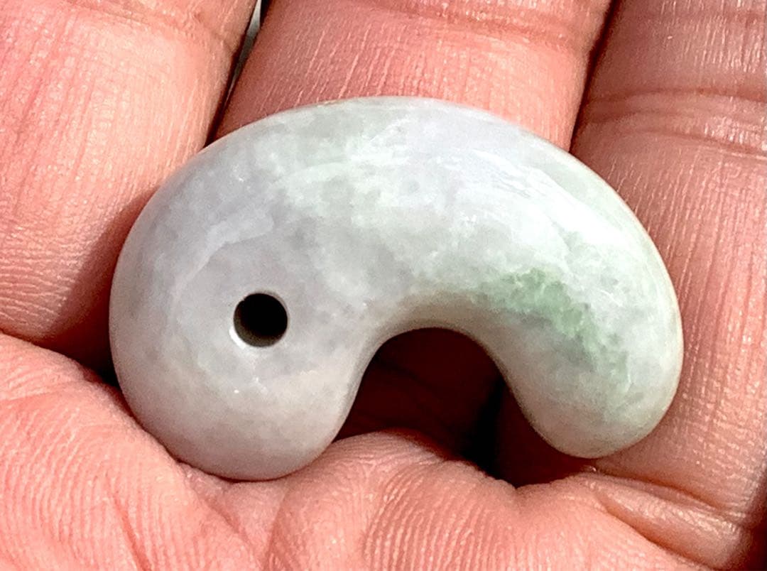 神様宿る✳氷の世界　糸魚川翡翠勾玉アイスジェイド　高額勾玉を卸し値段にて鑑別書付