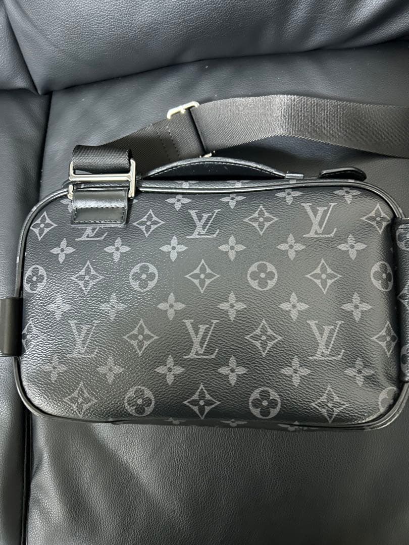 鳥ちゃんLouis Vuitton ブラック ボディバッグM42906