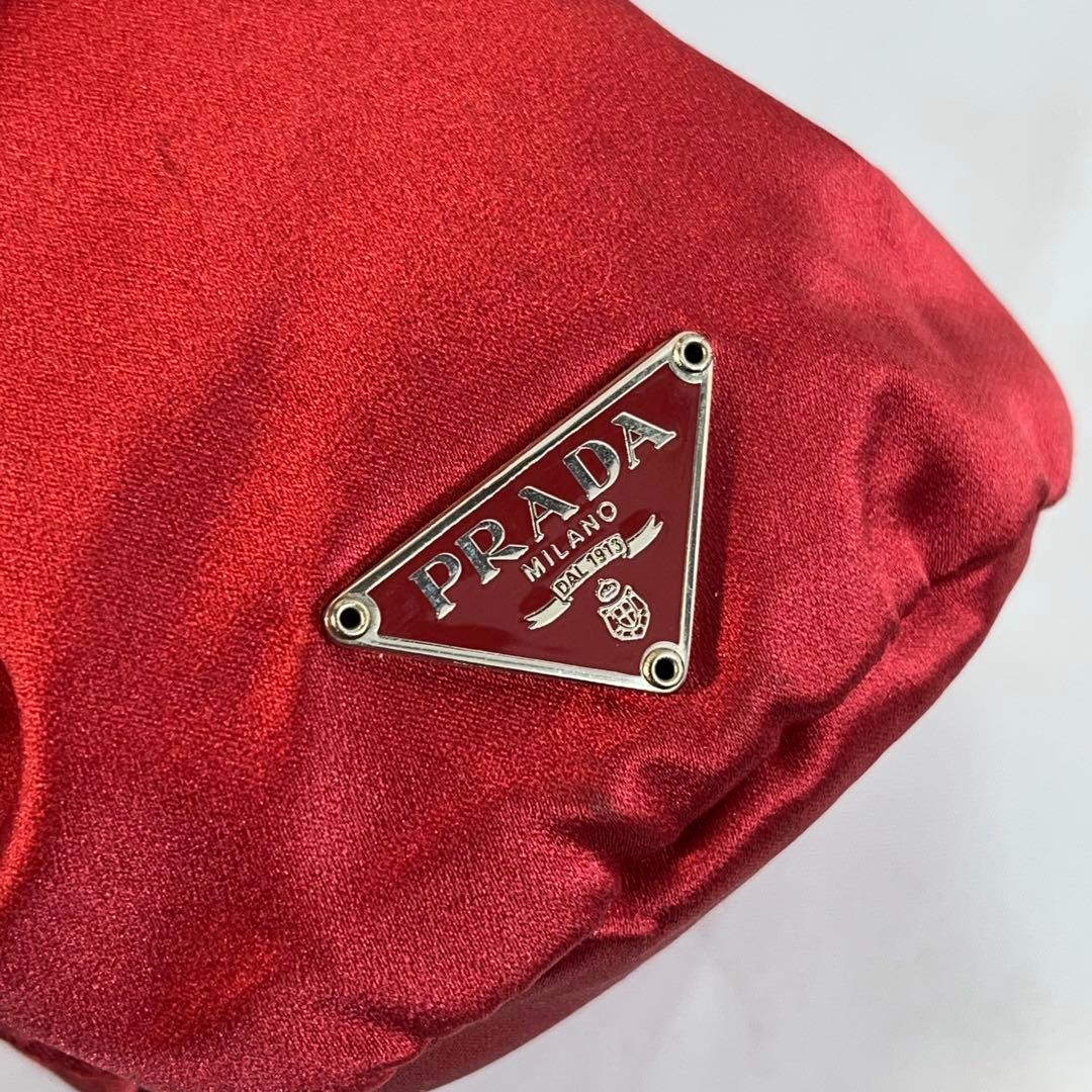 PRADAプラダ 赤 サテン 巾着型ポーチ コスメ入れ　フラグメントケース