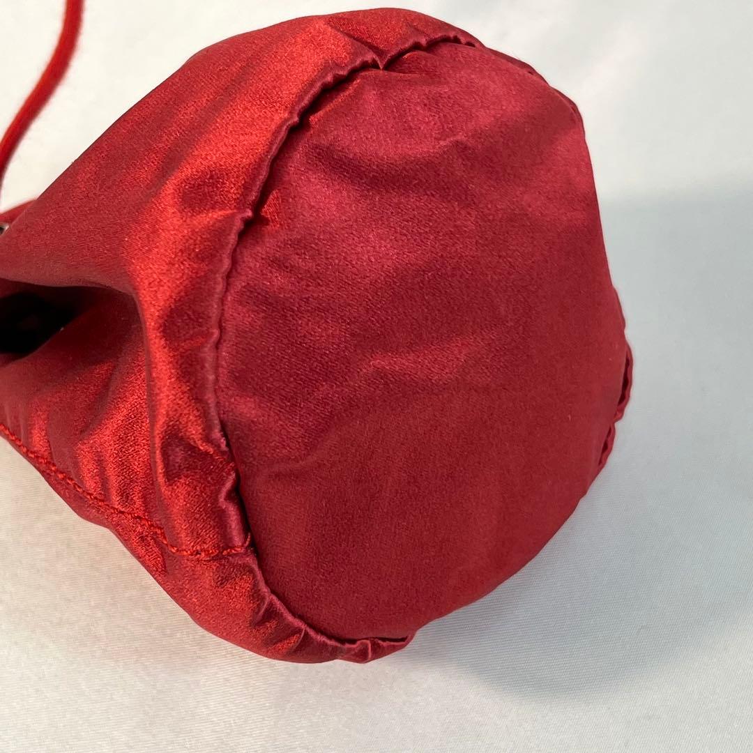 PRADAプラダ 赤 サテン 巾着型ポーチ コスメ入れ　フラグメントケース