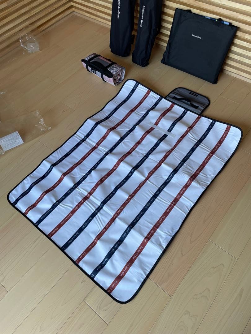 【最終価格】メルセデスベンツ折りたたみチェア2脚とレジャーシート1枚とおまけ付き