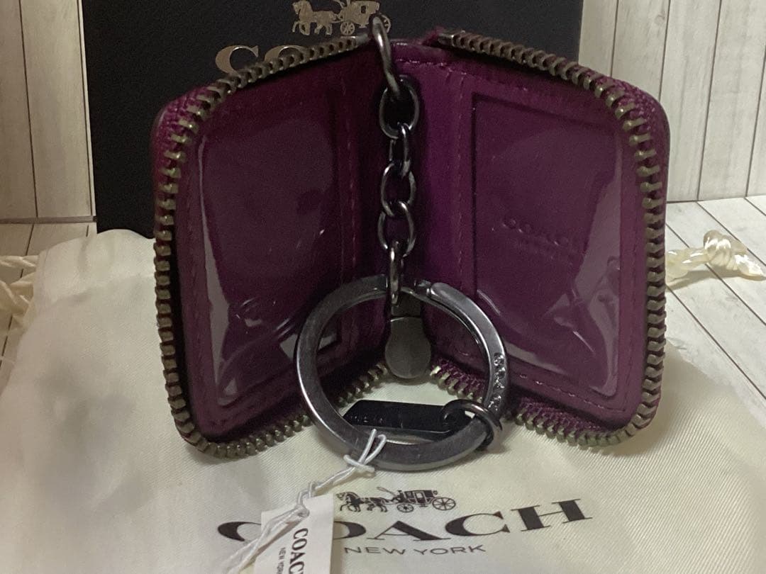 タグ付未使用コーチCOACH スタッズ付きパープルキーホルダー写真入れ手帳型本物