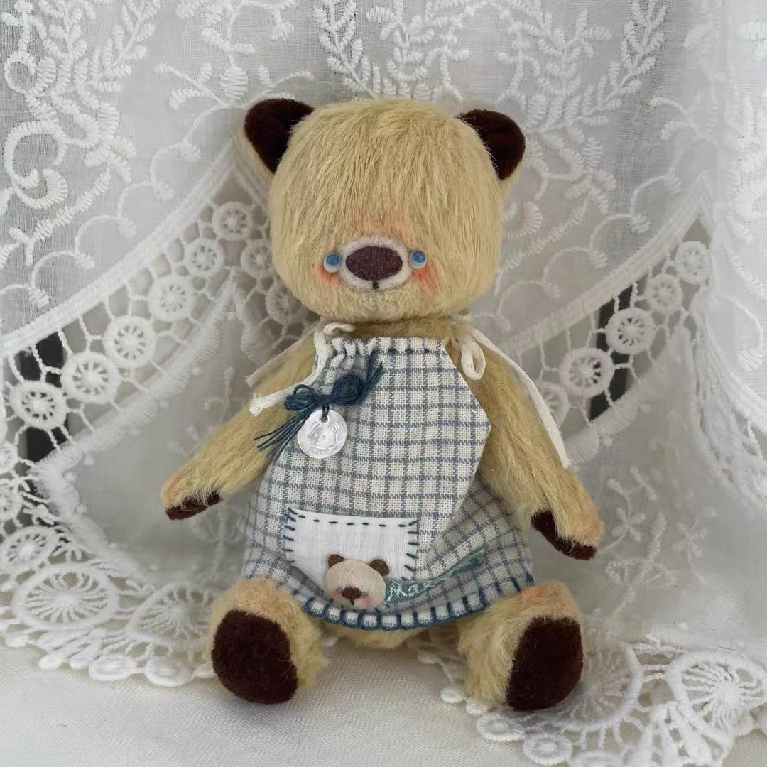 青いエプロンのくまさん アーティストベア 海外作家様 ハンドメイド テディベア
