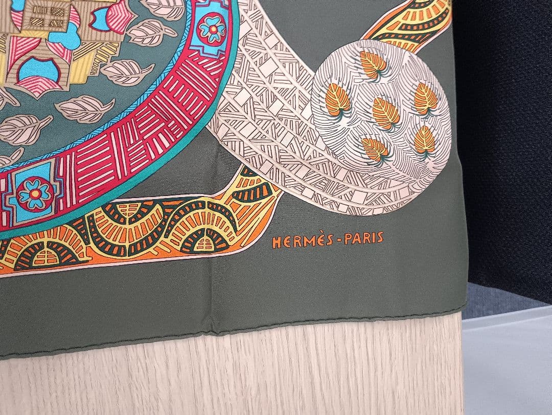 HERMÈS カレ90 アート・デ・ステップス スカーフ
