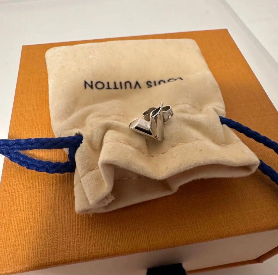 LOUIS VUITTON シルバー V字型ピアス