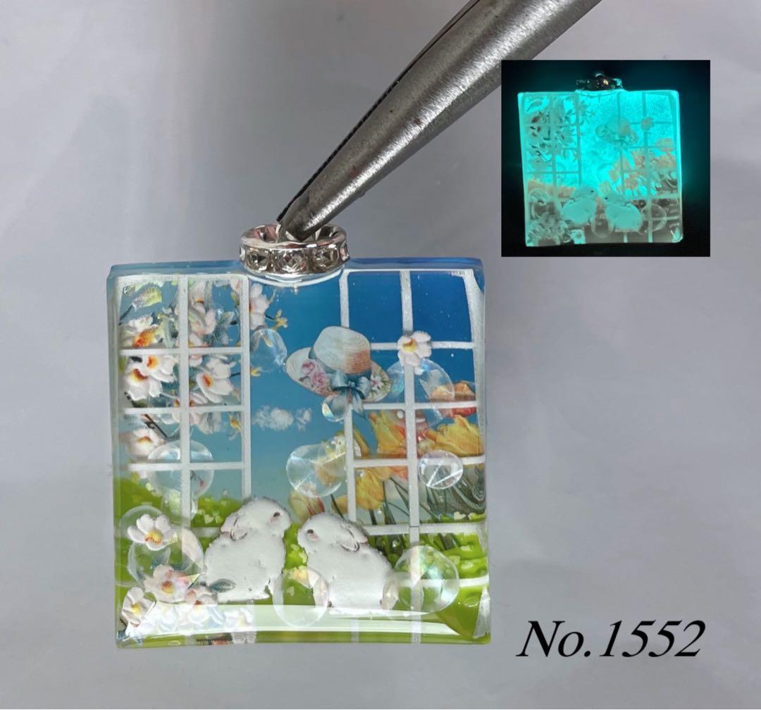展示用/春の窓辺のうさぎ　桃の花　チューリップ　蓄光　オルゴナイトネックレス