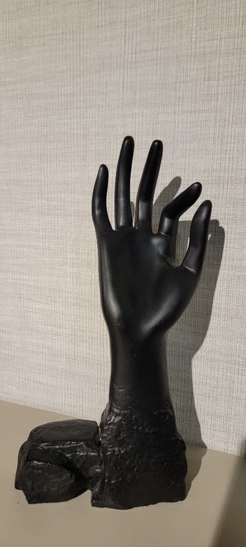 三角形の置き時計と腕のオブジェ ポストモダン ミッドセンチュリー