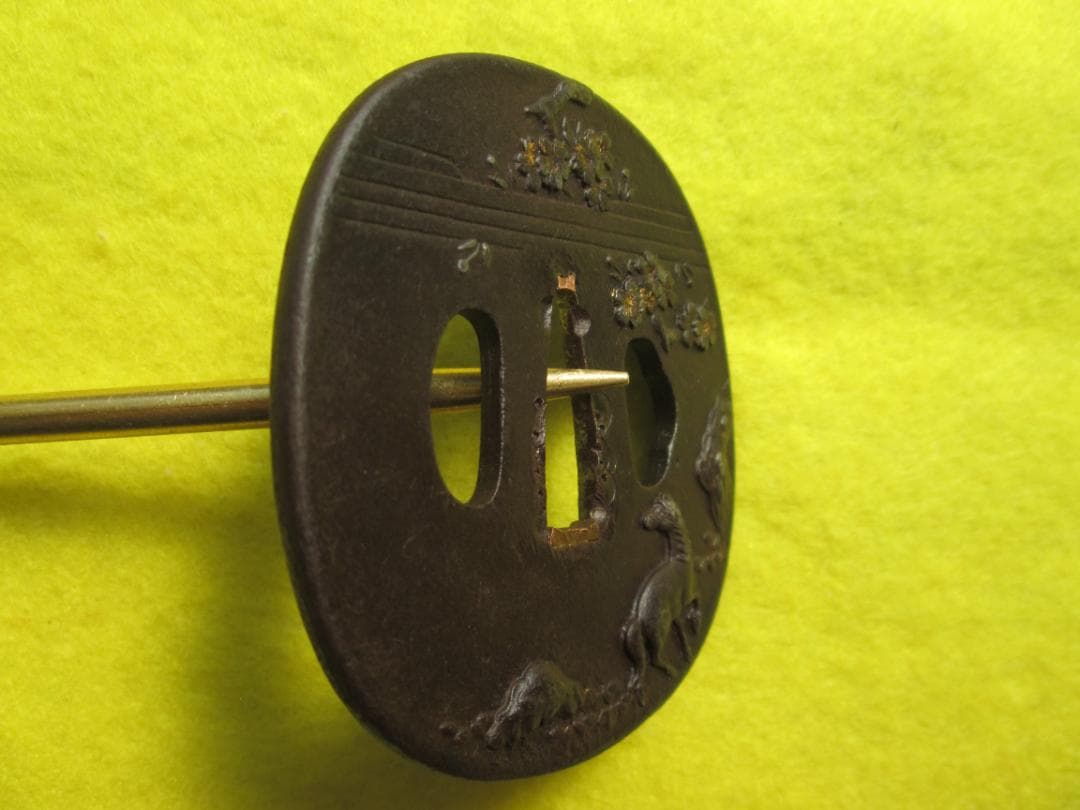 江戸期作　鍛鉄撫で四角形鍔　象嵌　責金　桜満開に馬の図　音色抜群