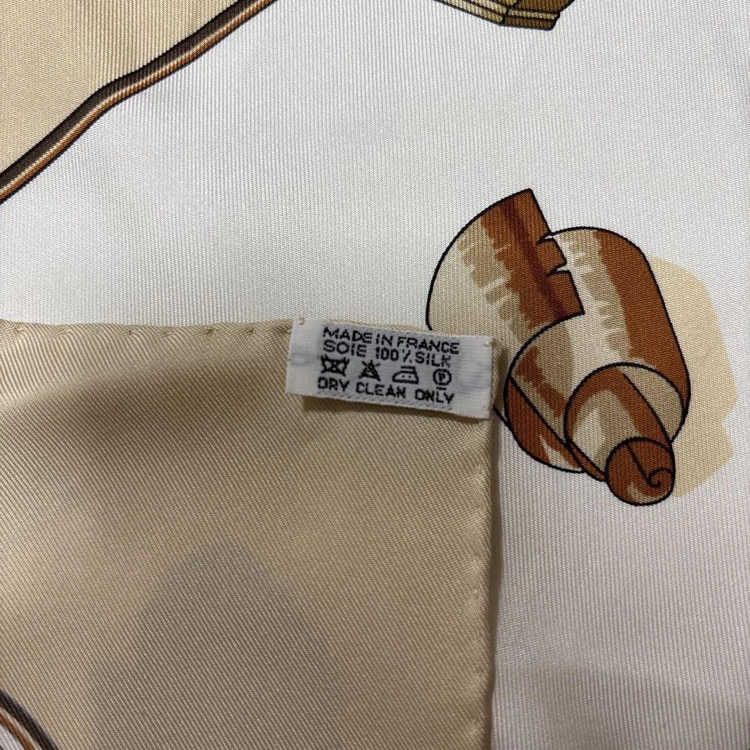 HERMÈS エルメス　シルクスカーフ 装飾的デザイン
