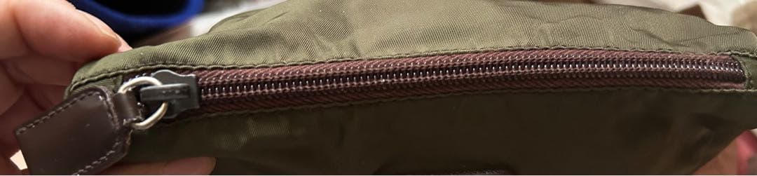 美品　PRADA ナイロンポーチ　三角ロゴ カーキ 小物入れ 化粧ポーチ