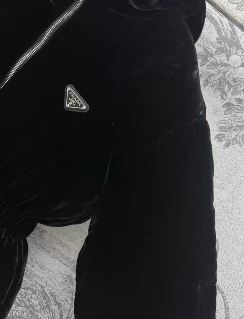 PRADA プラダ 黒 フード付きダウンジャケット