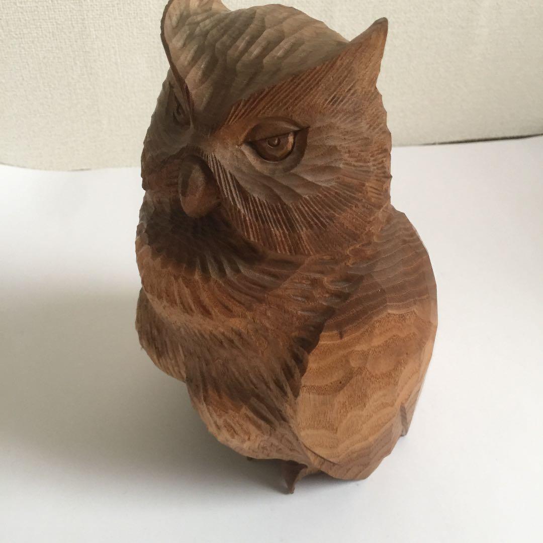 フクロウの木彫刻。幸せフクロウの置物。