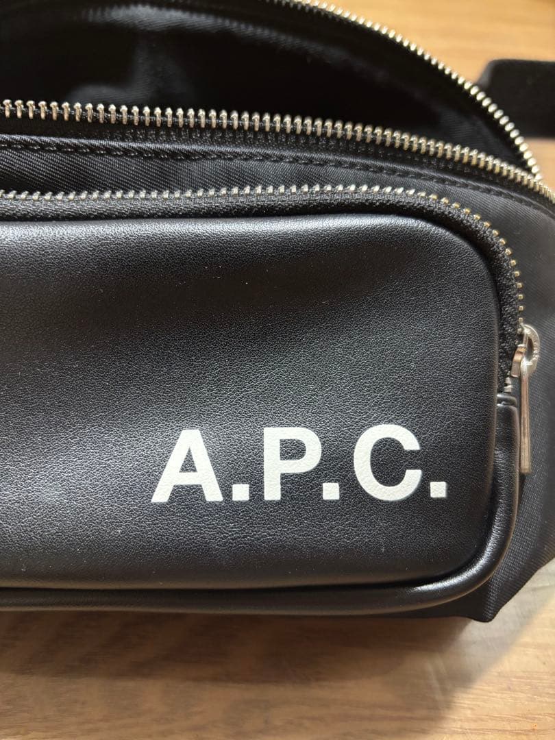 A.P.C. ボディバッグ ブラック