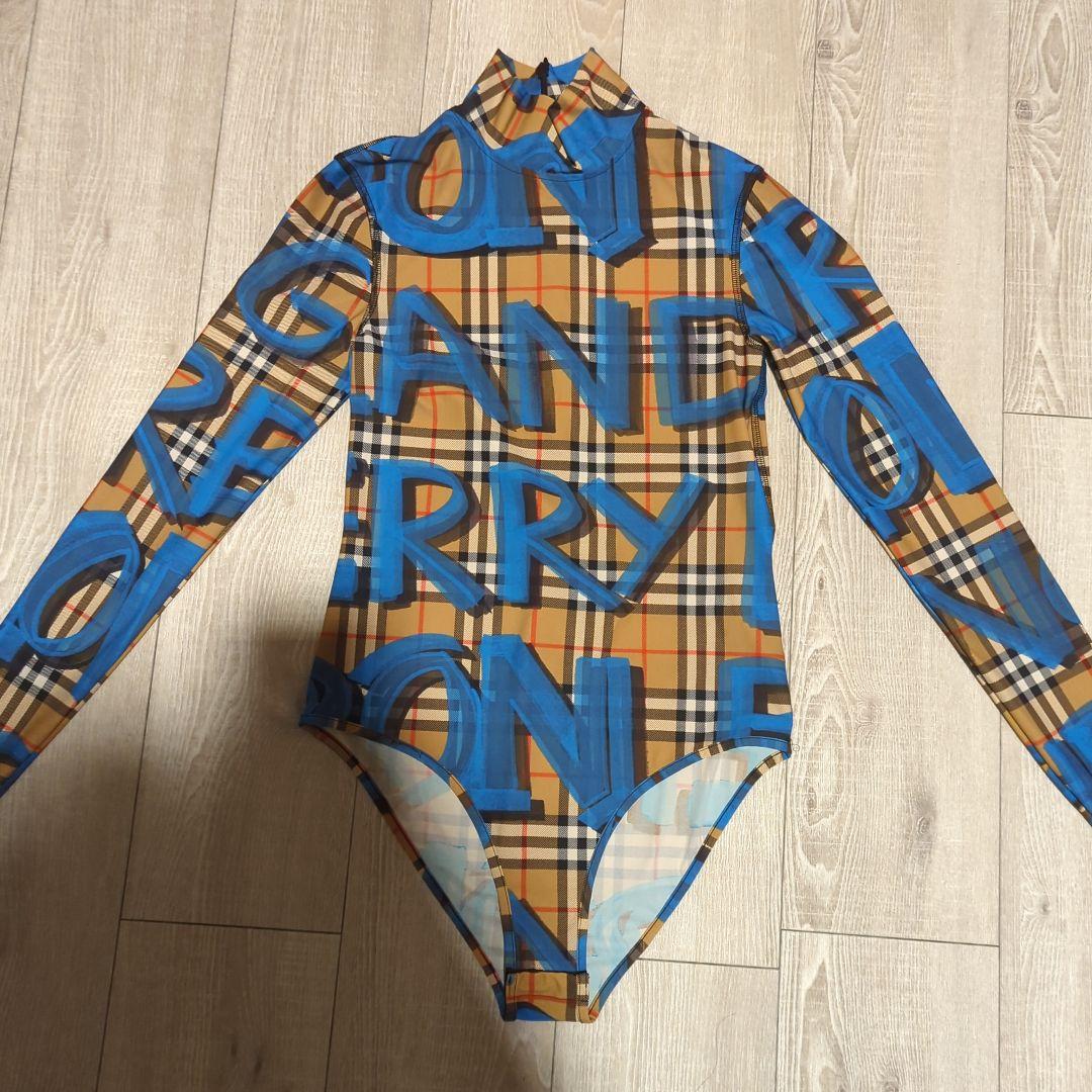 BLACKPINK　JENNIE着用　BURBERRYボディースーツ