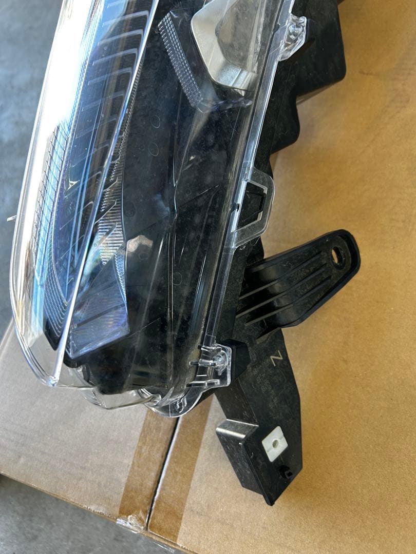 トヨタ カローラクロス ZVG11 右ヘッドライトassy