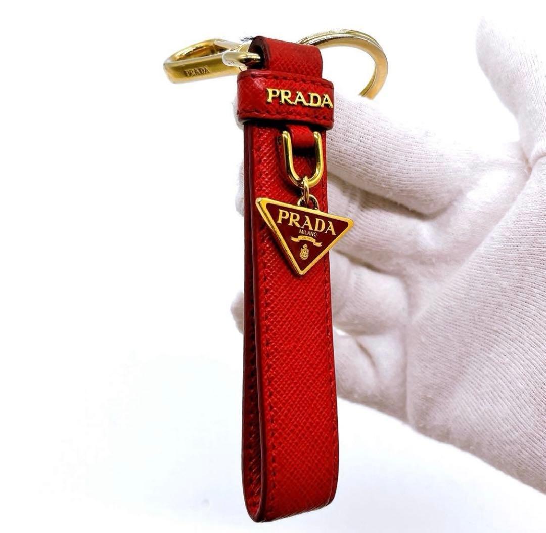美品　PRADA サフィアーノレザー レッド キーリング キーホルダー
