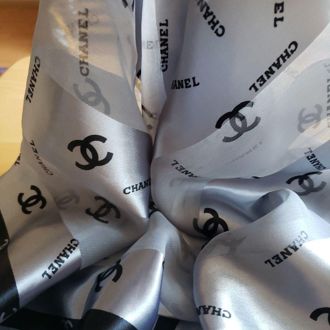 CHANEL シルクスカーフ グレー・シルバー