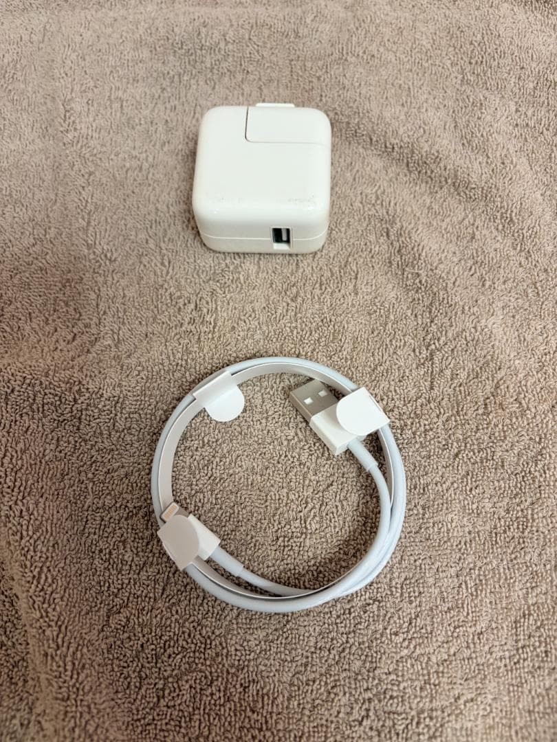 中古美品 iPad 第6世代 32GB Wi-Fi　MR7G2J/A　A1893