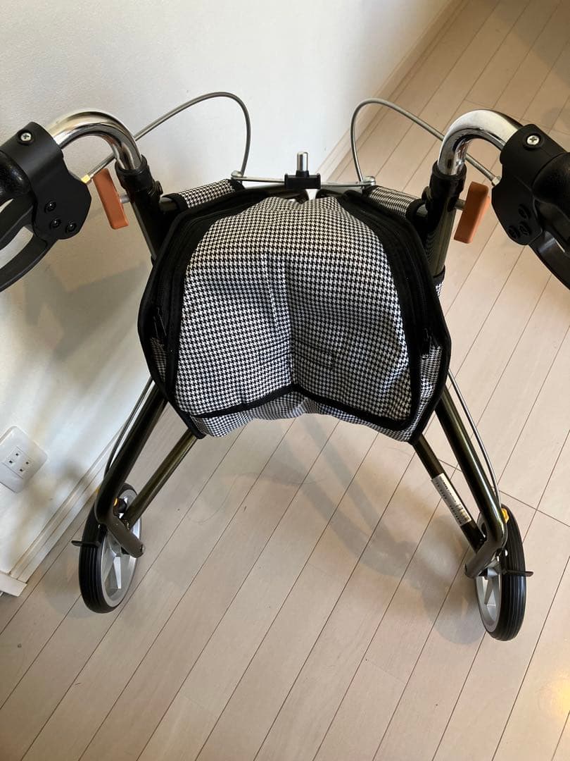 【未使用】【送料込み】トライウォーカー　TR-62 歩行器