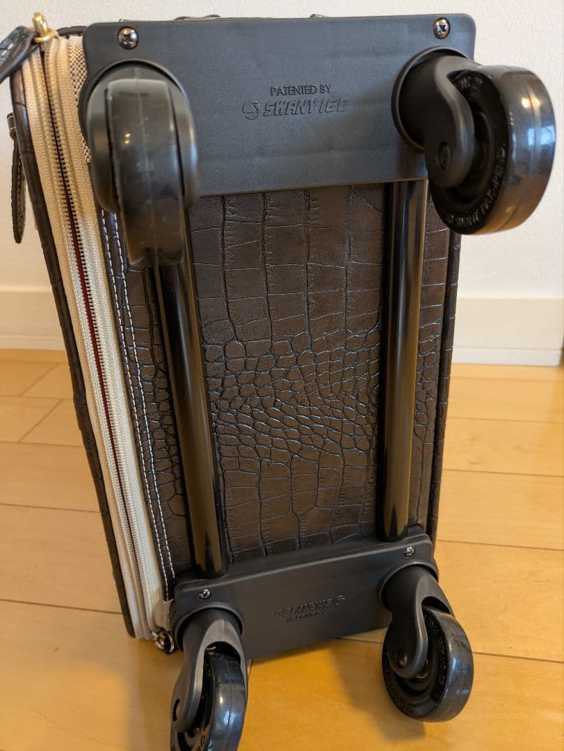 スワニー座れるキャリーバック　クロコダイル型押し　耐荷重100kg　超美品！