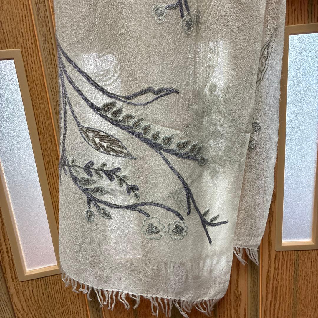 TARA BLANCA 新品未使用 タグ付シルクウール 大判　総刺繍　袋付き