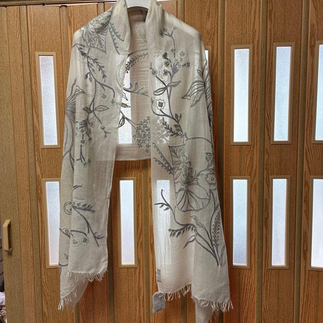 TARA BLANCA 新品未使用 タグ付シルクウール 大判　総刺繍　袋付き