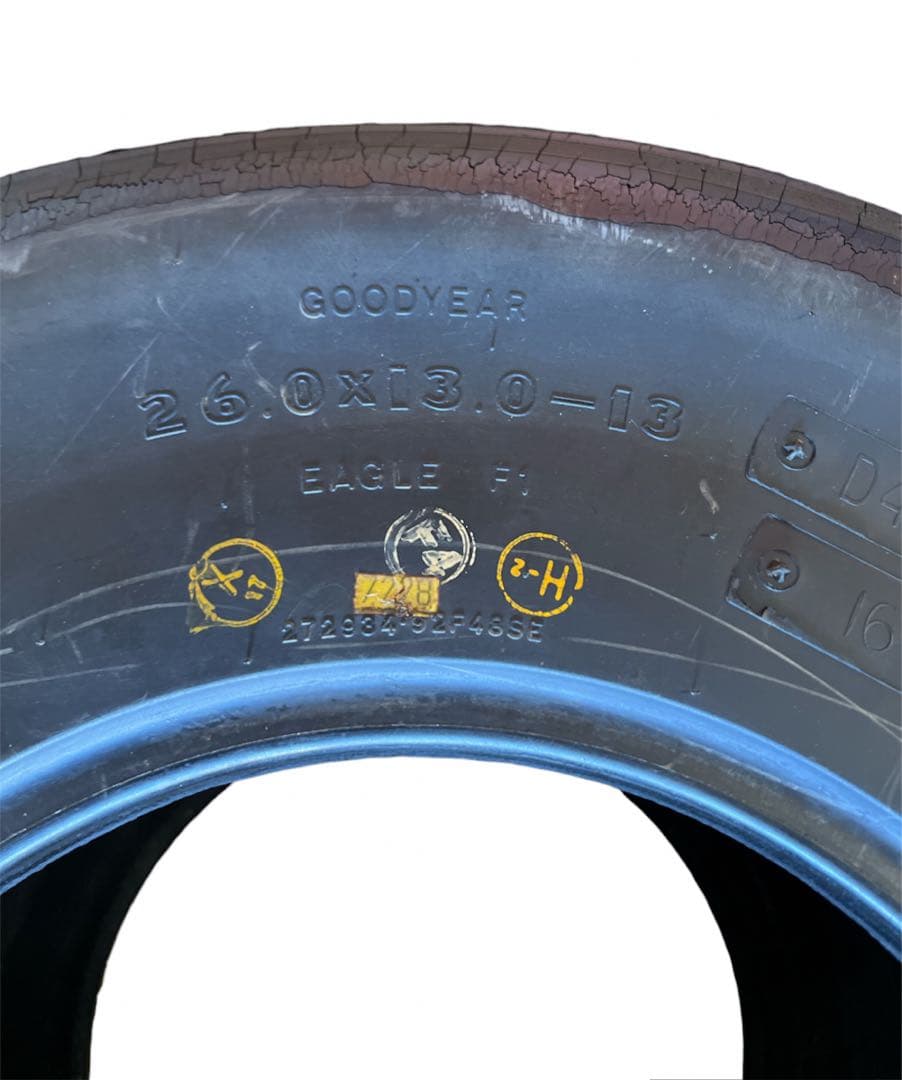 F1タイヤ Goodyear Eagle ガラスステーブル 送料無料