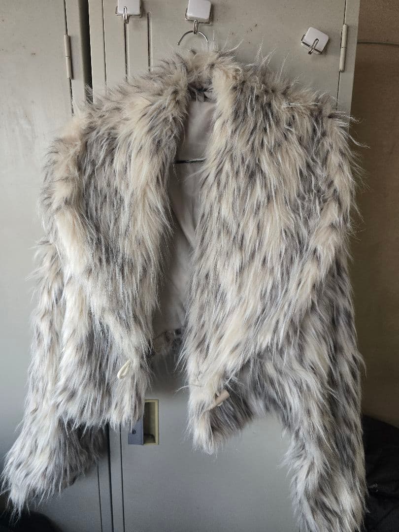ホワイトファーショートジャケットXL2026 豪華目立ちます。短丈。