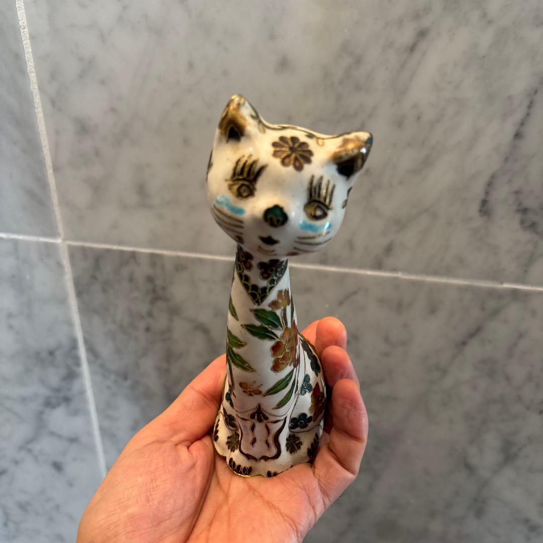 アンティーク　入れ墨のように体に描かれたお花や金彩が芸術的な猫ちゃんの陶器