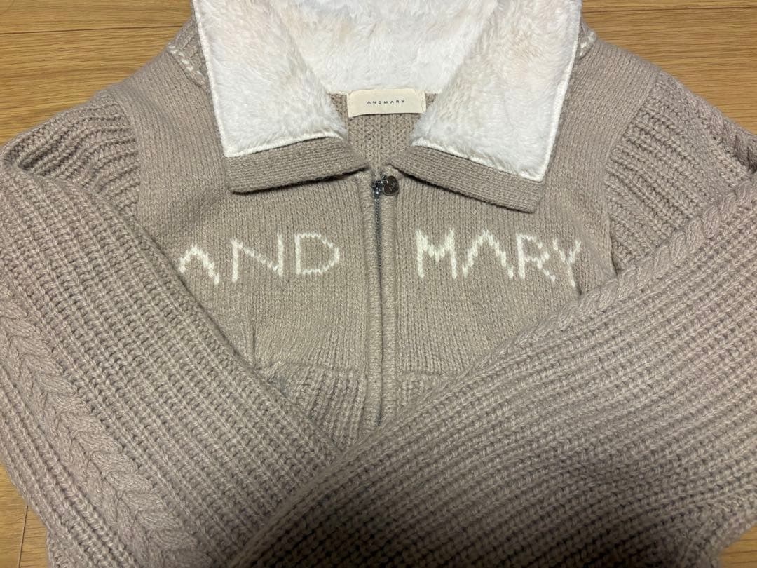 アンドマリー　Mary logo zip tops beige