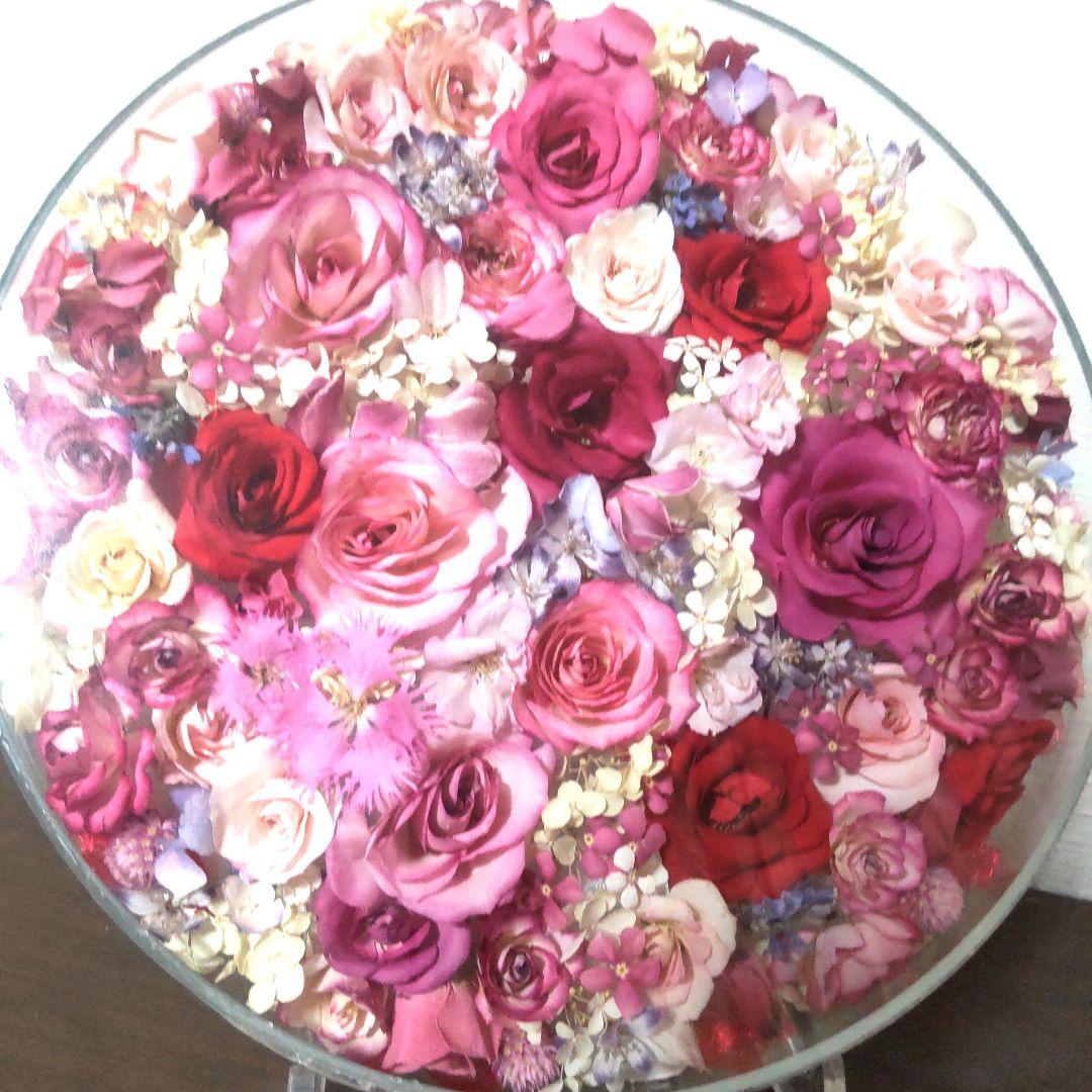 ドライフラワーアート 円形 バラ、スタンドサービス付きラッピング無料