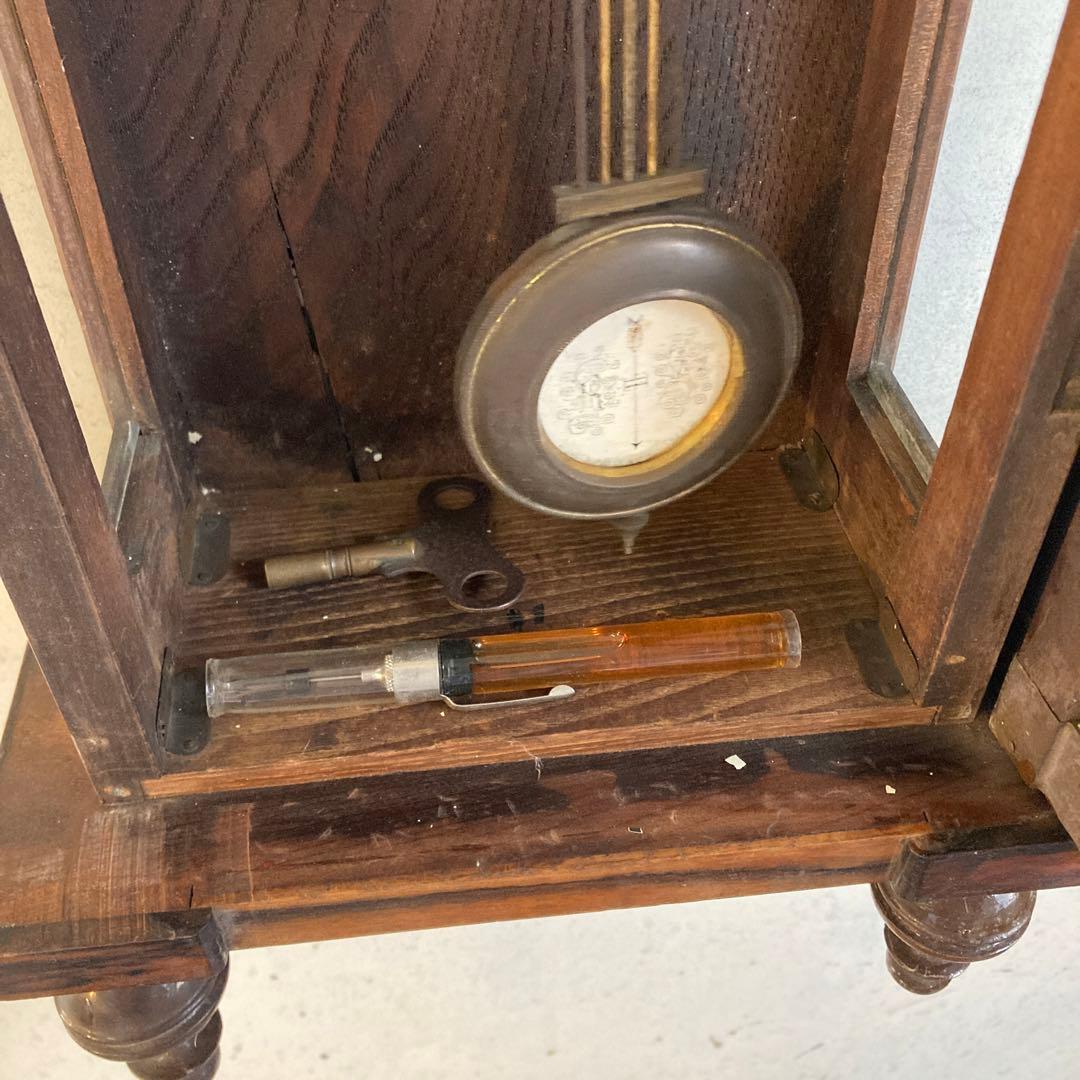 朽ちた黒柿の振り子時計 動作品です。 3面ガラス張り 木彫 壁掛け 油差し付き