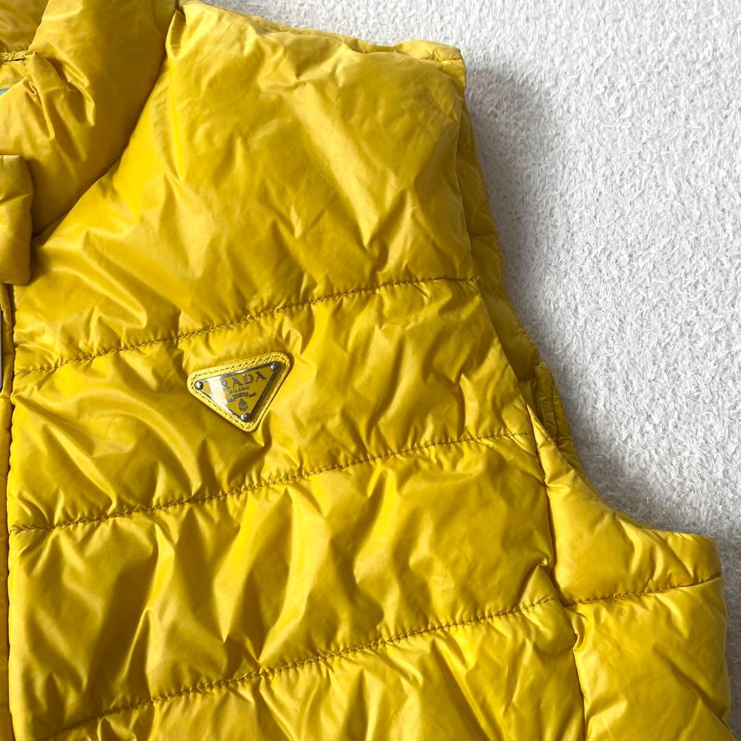 PRADA プラダ 三角ロゴ プレート ダウンベスト イエロー