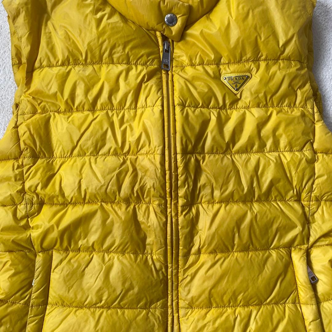 PRADA プラダ 三角ロゴ プレート ダウンベスト イエロー