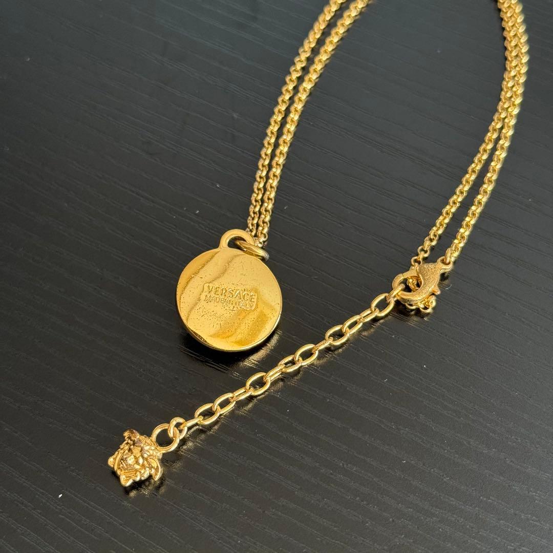 Versace メダル型ネックレス