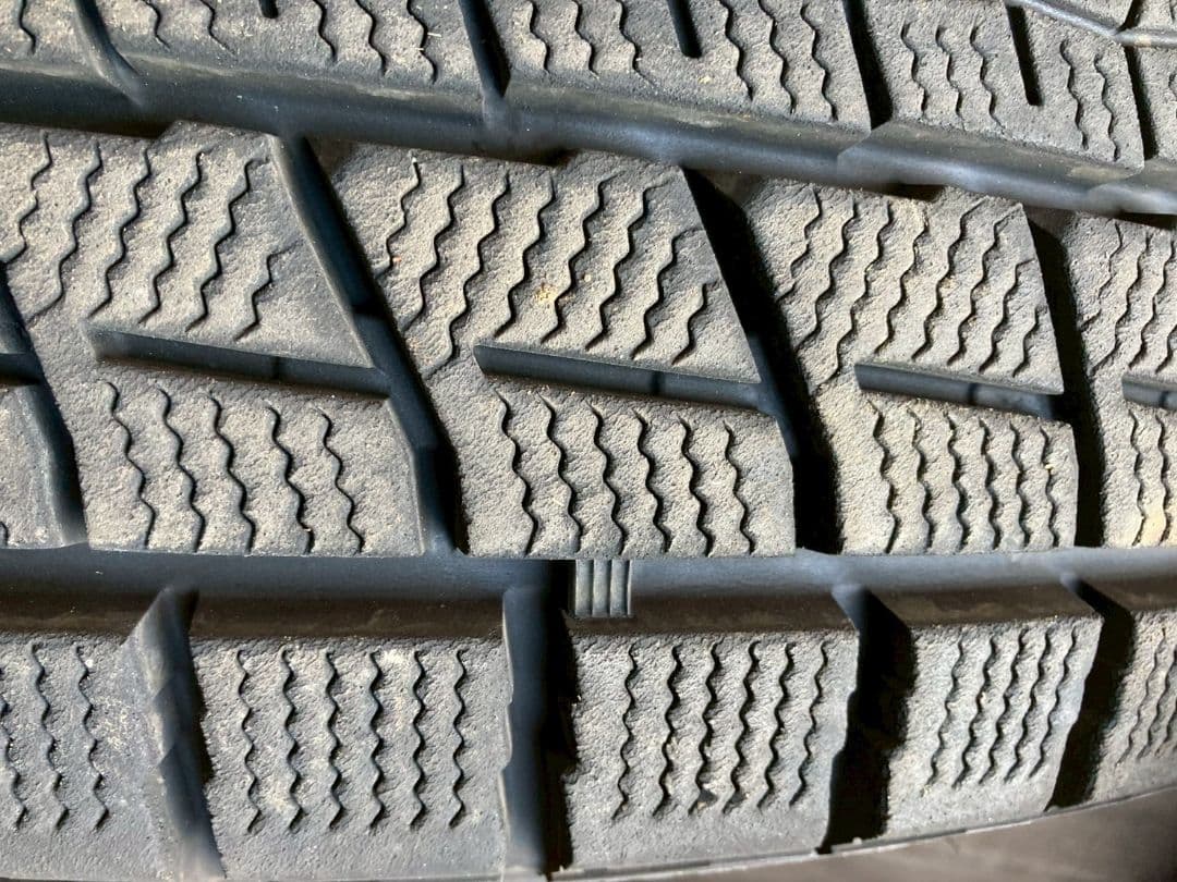 レビ【22年23年製】225/55R18冬タイヤ2本