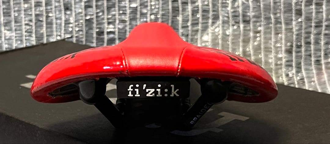 フィジーク　fi'zi:k Antares サドル カーボン　レッド
