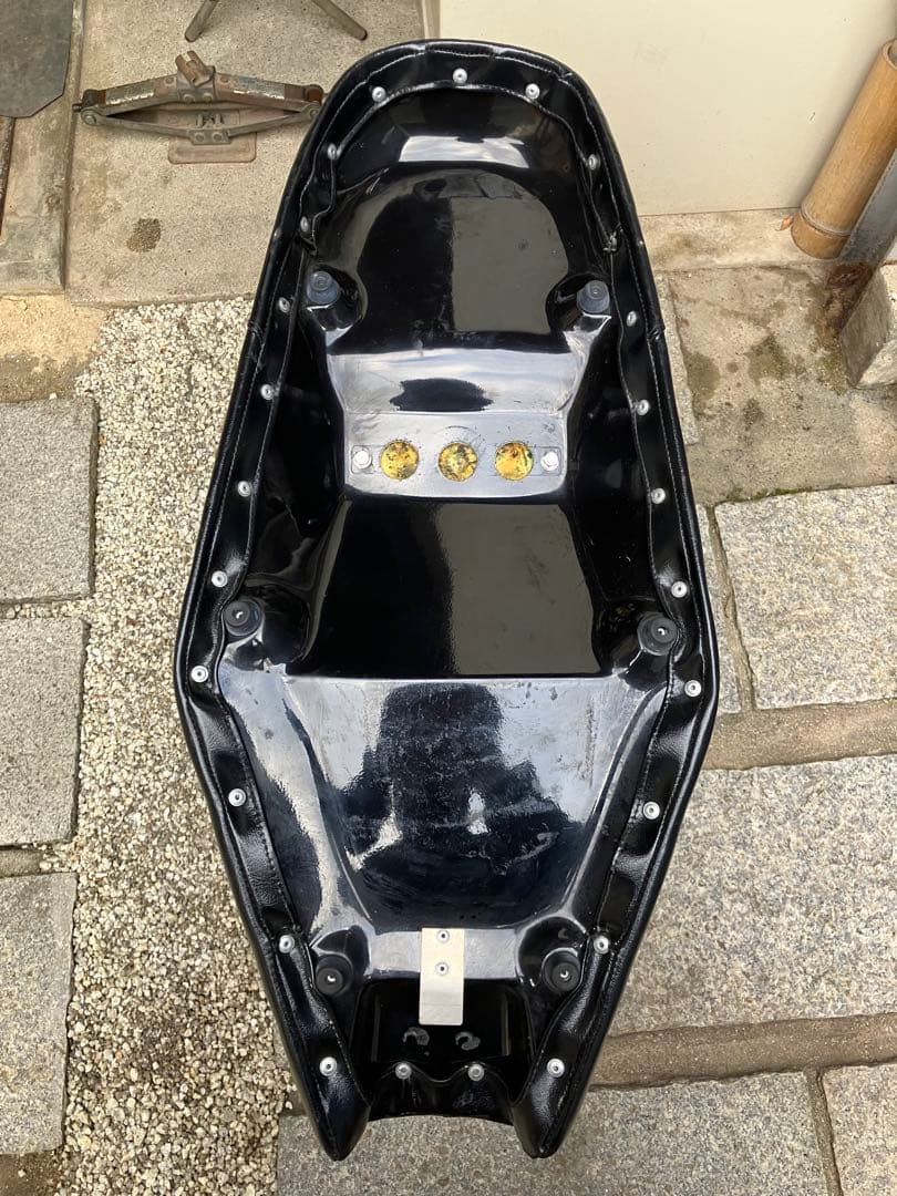 モーターロック　カワサキ W650 薄型ベーツタイプ TTシート 中古