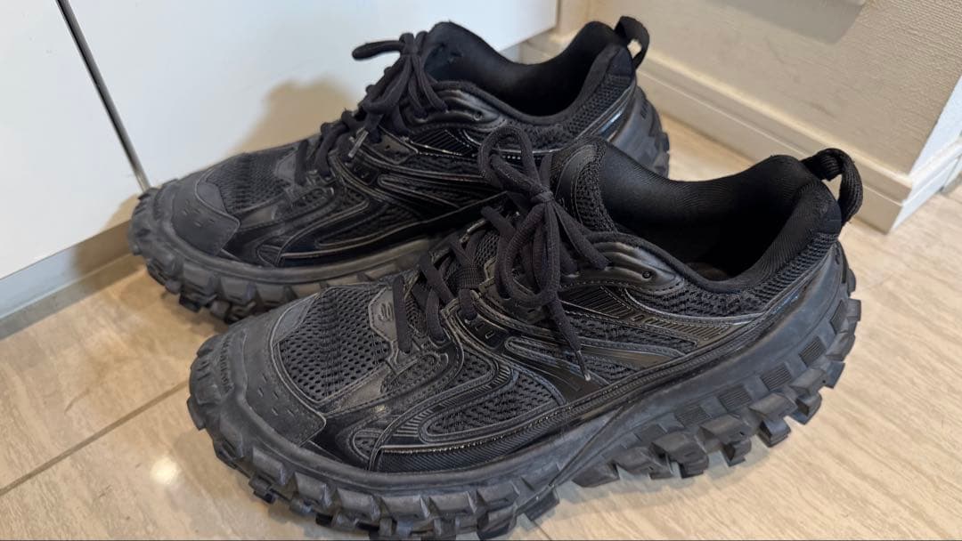 BALENCIAGAバウンサーディフェンダースニーカー