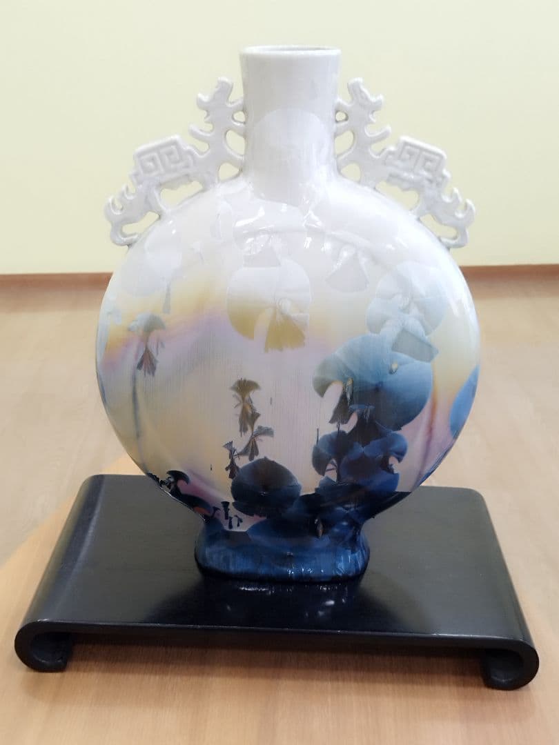 中国の壺 陶器製 花瓶 白 青 花模様 高さ約44cm 幅約32cm 台座付き