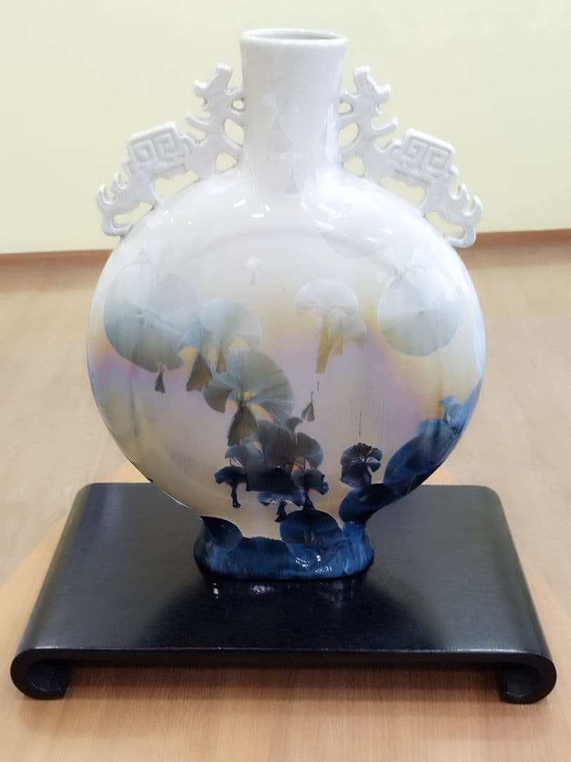 中国の壺 陶器製 花瓶 白 青 花模様 高さ約44cm 幅約32cm 台座付き