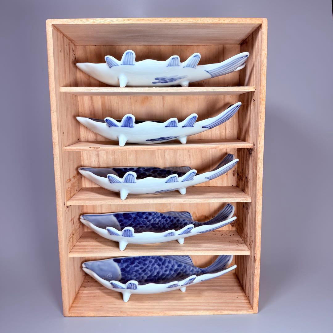 深川製磁　高級ライン　染付魚彫刻取皿揃　吹き墨　共箱　ほぼ未使用品　22.5㎝