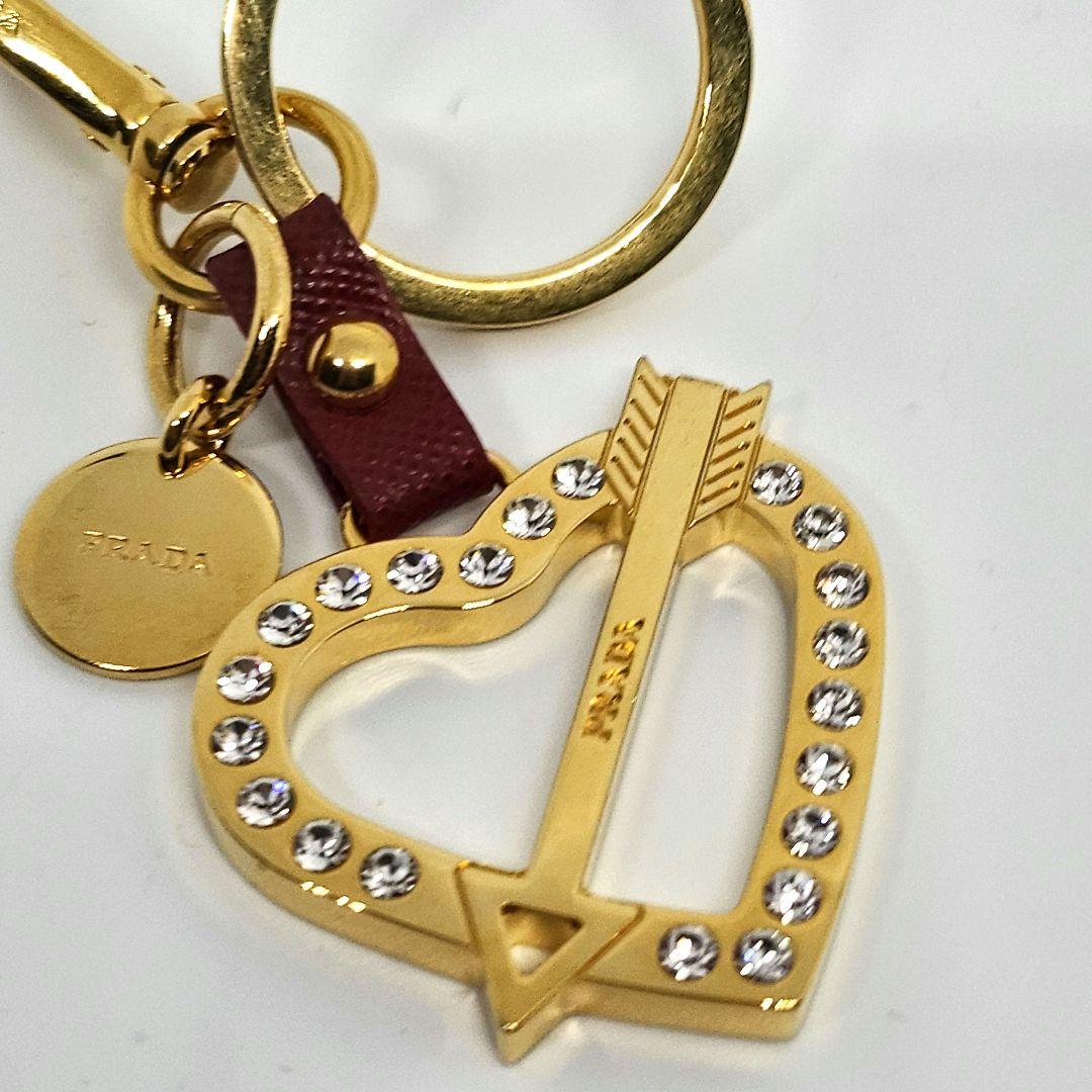 美品 PRADA プラダ ゴールド ストーン ハート矢 クリスタル キーホルダー