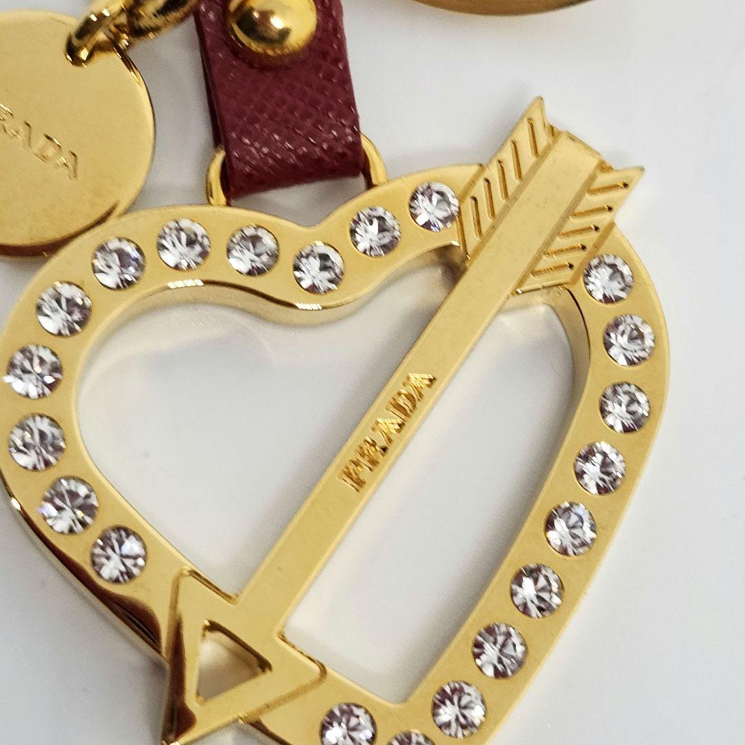 美品 PRADA プラダ ゴールド ストーン ハート矢 クリスタル キーホルダー