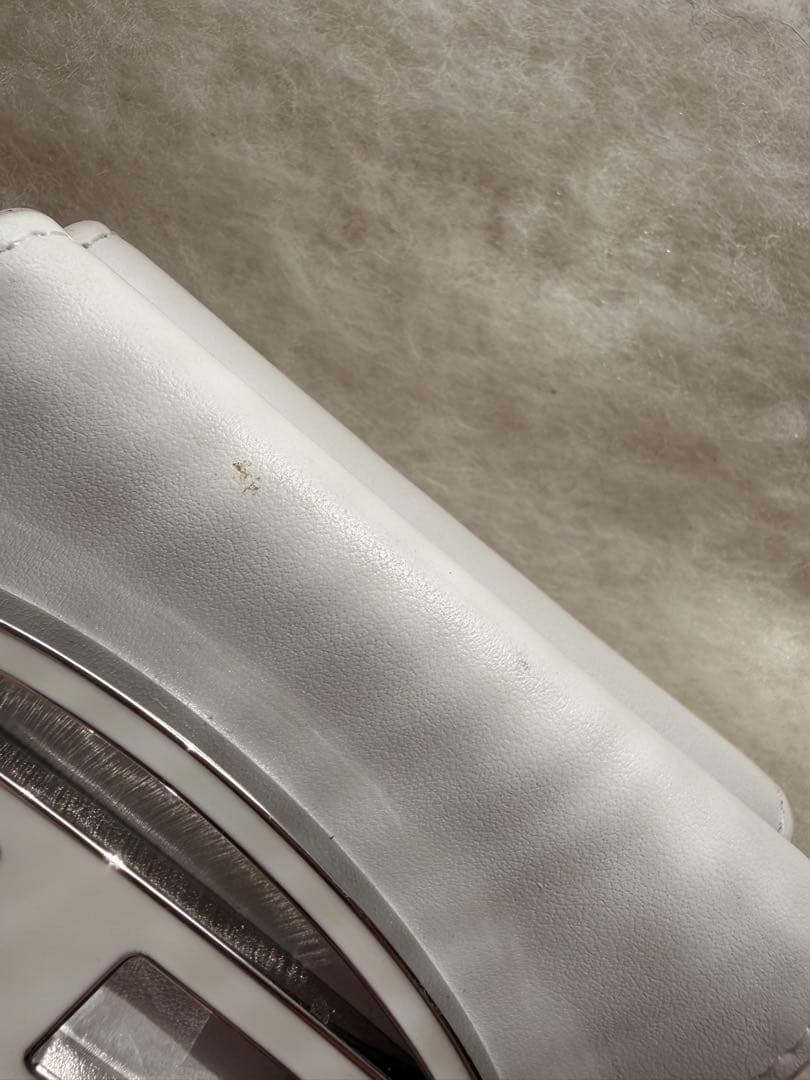 【即購入⭕️】ホワイトレザー三つ折り財布 大きなロゴ付き