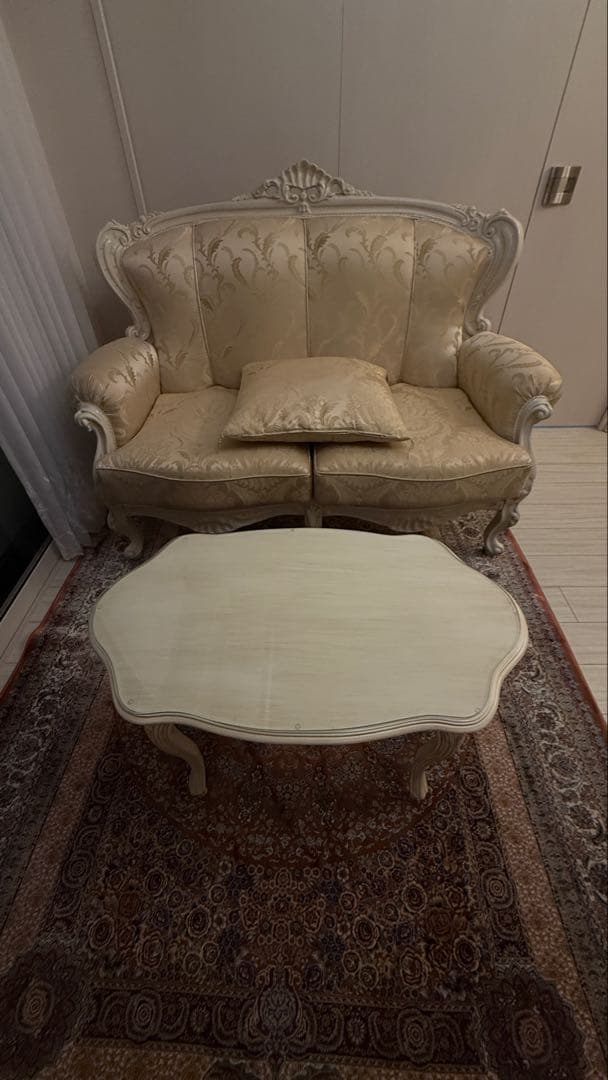 クラシックスタイル クリーム色ソファ