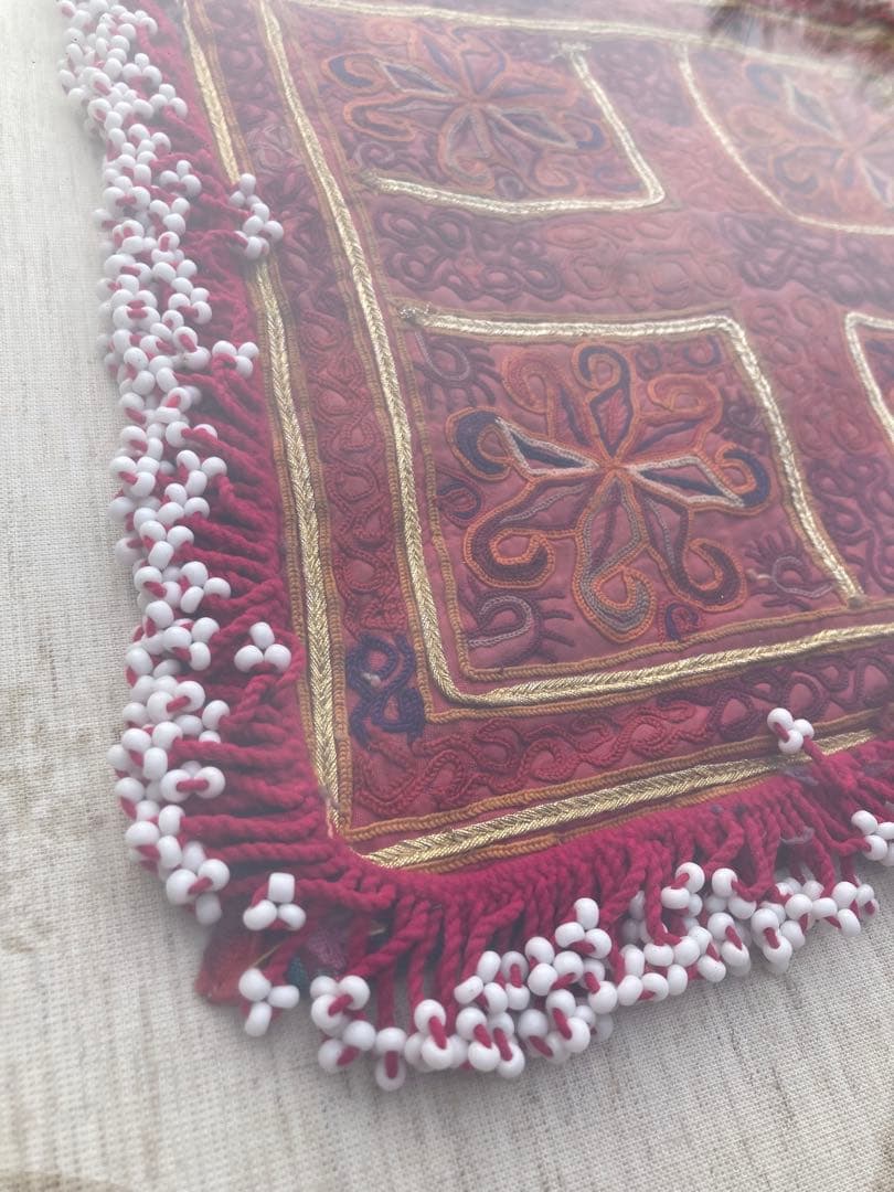 アフガニスタン　手仕事　民藝　装飾的な刺繍　ビーズ　アートフレーム