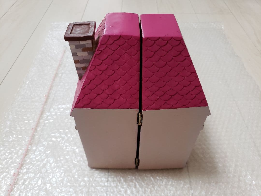 ハローキティ（キティのおうち 2005年製陶器）になります。